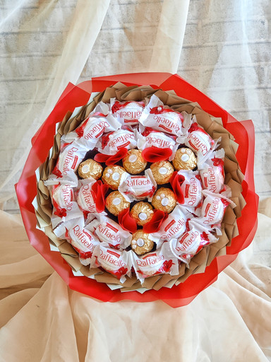 Букет из конфет Raffaello и Ferrero Rocher