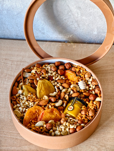 Круглая коробочка с орехами