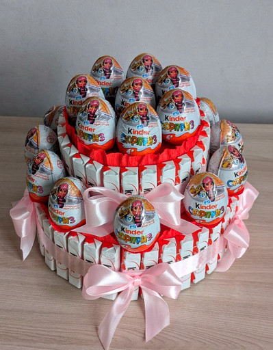 Торт из киндеров и сюрпризов