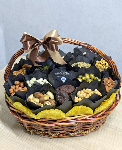 Корзина с орехами в подарок