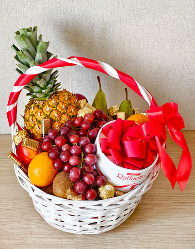 Корзина с фруктами и конфетами 5 кг