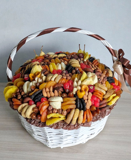 Большая корзина с отборными сухофруктами и орехами