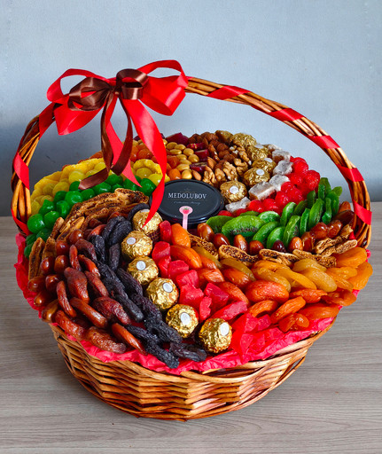Корзина с сухофруктами, орехами и конфетами