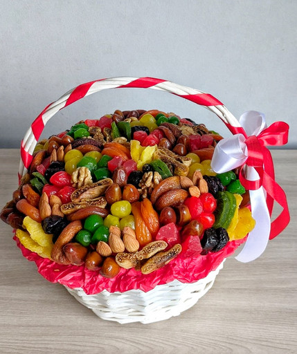 Корзина с сухофруктами и орехами для учителя