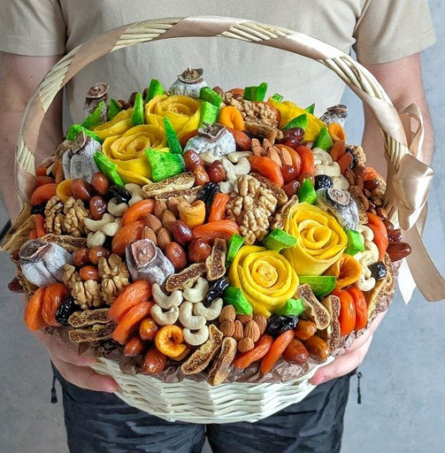 Корзина с сухофруктами