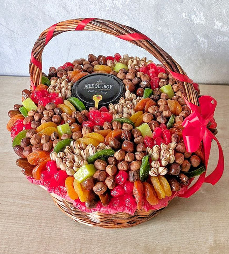 Подарочная корзина с орехами и сухофруктами