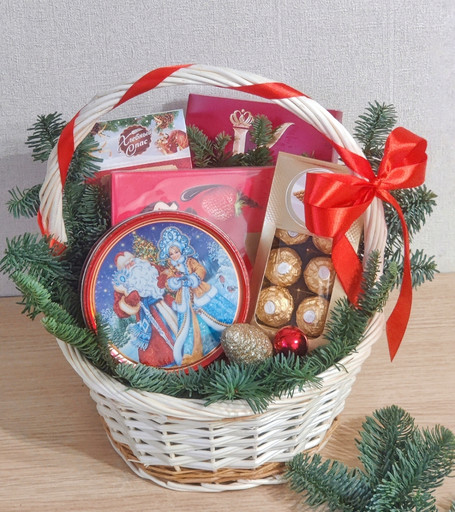 Корзина с конфетами новогодняя Корзина с конфетами новогодняя