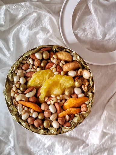 Подарочная коробка с орешками и сухофруктами