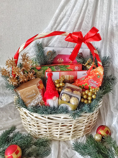 Корзина на новый год с конфетами