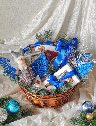 Корзина с конфетами новогодняя