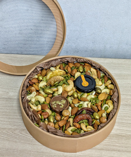 Набор с орехами в круглой коробке