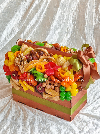 Ящик с сухофруктами и орехами "Праздничный"