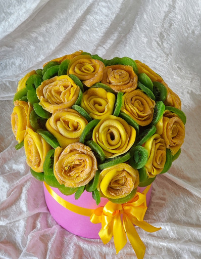 Подарок с розами из манго