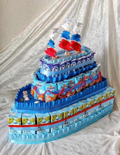 Корабль из конфет и соков на 29 детей