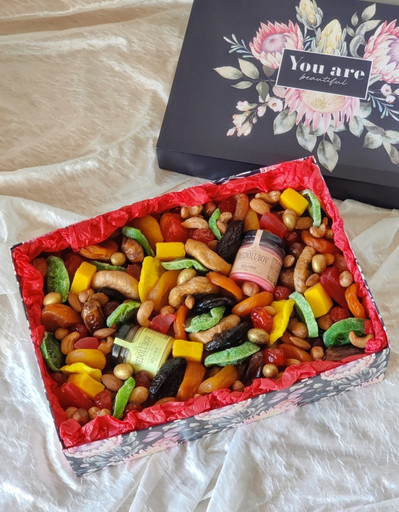 Подарочный набор с сухофруктами, орехами и медом
