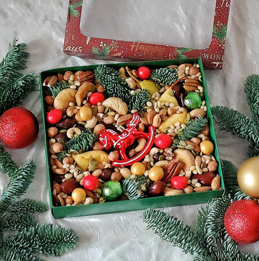 Новогодний подарок с орешками