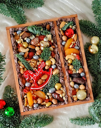 Новогодний набор с орехами и сухофруктами Новогодний набор с орехами и сухофруктами