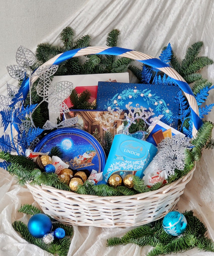 Сладкая новогодняя корзина в подарок