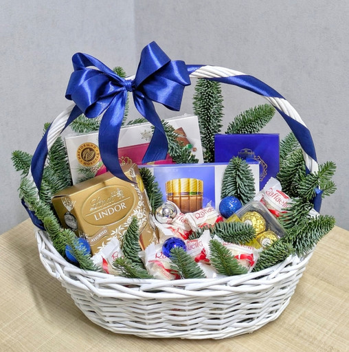 Корзина с конфетами на новый год в подарок