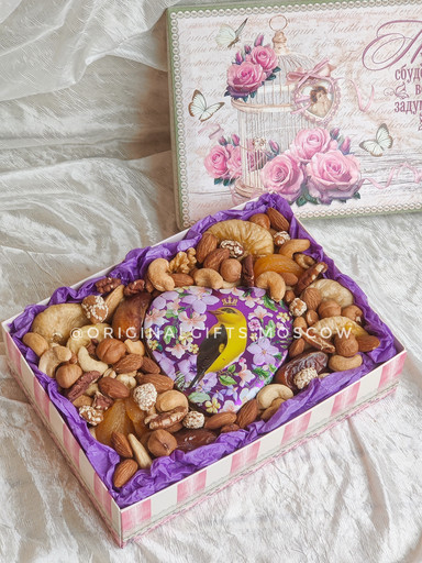 Коробочка с орехами и чаем