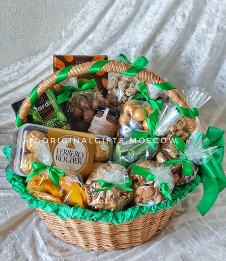 Подарочный набор с орехами и сладостями