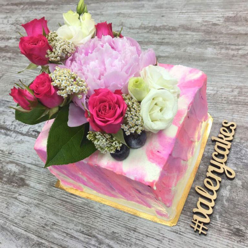 Розовый торт на свадьбу с живыми цветами