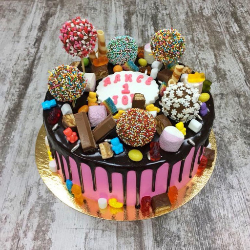 Торт украшен конфетами для ребенка