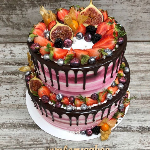 Свадебный торт с ягодой