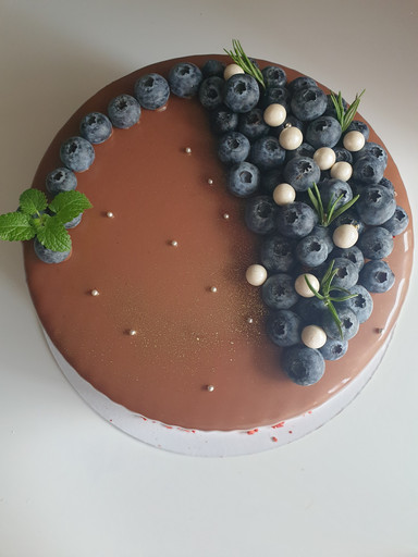 Торт муссовый Шоколадный с ягодным декором
