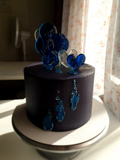 Черный торт с синими мазками и каскадом из леденцов Вес на фото 3650гр д.20см.Начинка торт Нежность