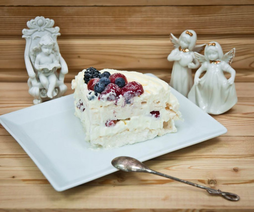 Павлова в виде торта