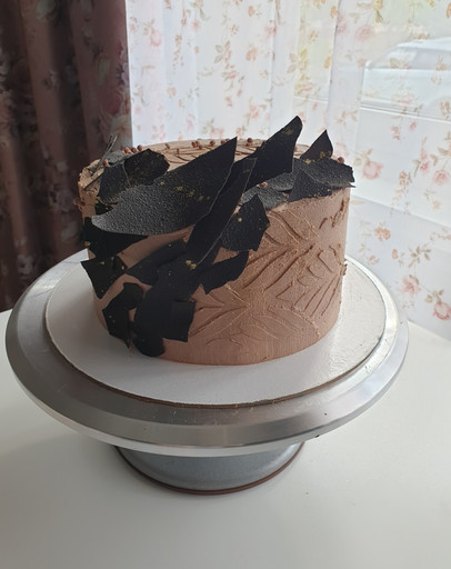 Торт с черными перьями