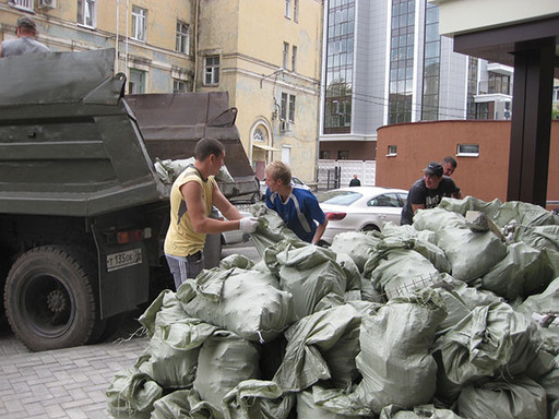 Осуществим вынос мусора после демонтажных работ, в нашей команде исключительно опытные грузчики которые аккуратно вынесут мусор не повредив стены, лифт или дверные проемы, а так же приберутся после окончания выноса