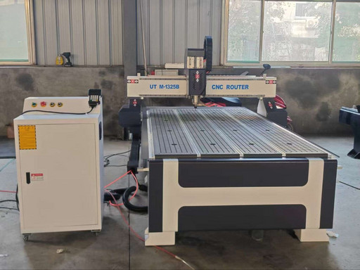 Фрезерно-гравировальный станок UT1325В с вакуумным столом