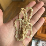 Галечное ожерелье белое