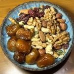 Тарелка с финиками и орехами