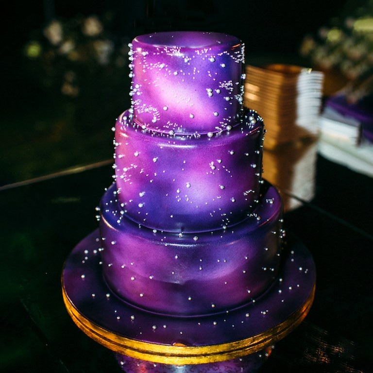 Межярусный или. Свадебный торт космический. Фиолетовый торт. Торт в фиолетовом цвете. Торт 3 этажный.