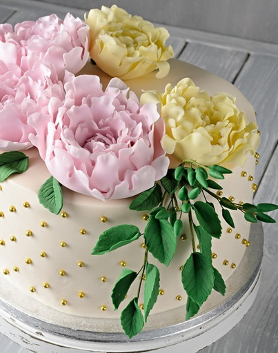 Праздничный торт с сахарными цветами