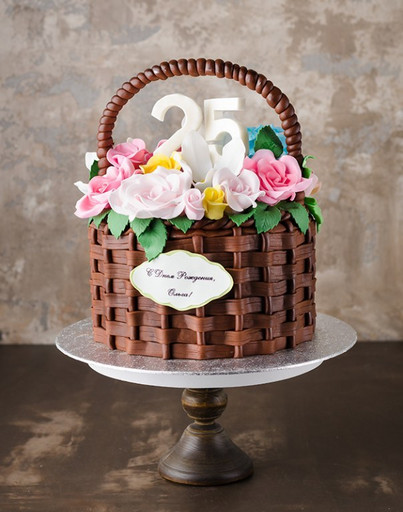 Праздничный торт в виде корзины с цветами