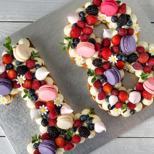 Торт-цифры с ягодами и макарон