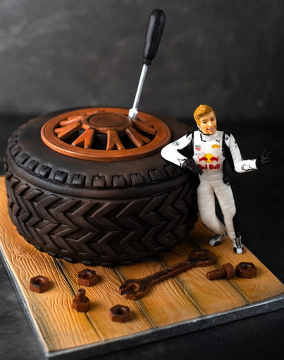 Праздничный торт для мужчины в виде колеса