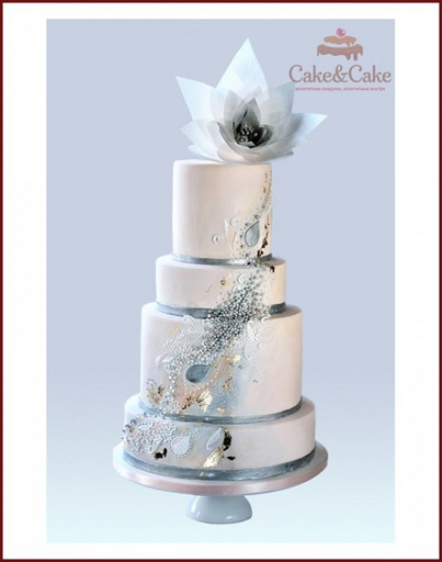 Современный свадебный торт с цветами из вафельной бумаги