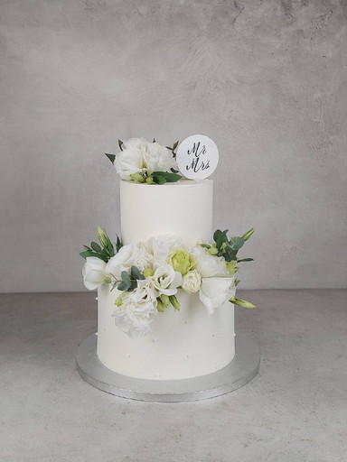 Свадебный торт "Mr and Mrs" с живыми цветами