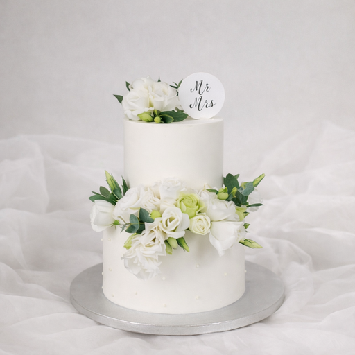 Свадебный торт "Mr and Mrs" с живыми цветами