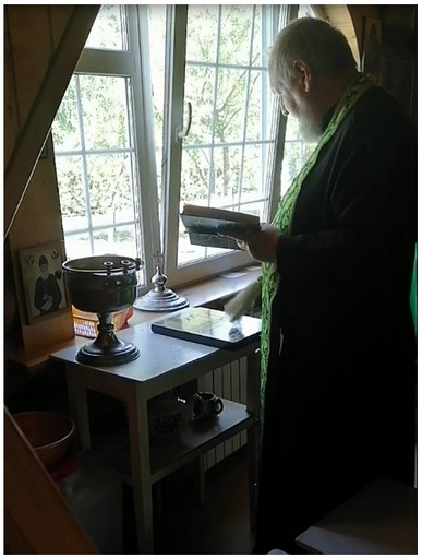 Освящение иконы на дереве в храме