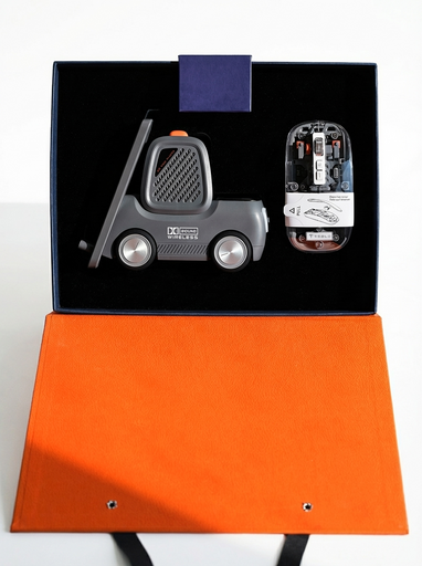 N0140 - Премиальный корпоративный технологический подарочный набор «Офисный драйв»: беспроводная зарядка в дизайне «машинка» + прозрачная мышь под нанесение логотипа