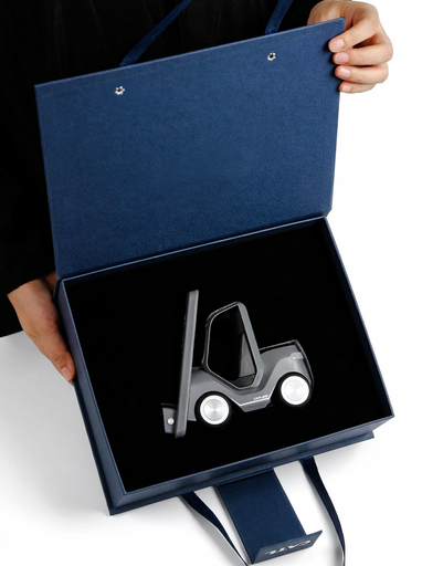 N0157 - Корпоративный технологический подарочный набор: Многофункциональная авто‑док‑станция беспроводной зарядки с часами и будильником