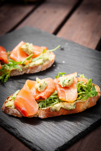 Брускетта с лососем Брускетта с лососем