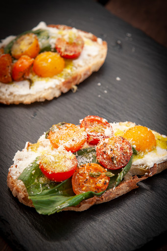 Брускетта запеченные томаты с травами Брускетта запеченные томаты с травами