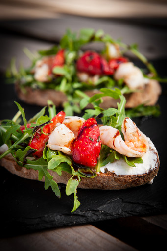 Брускетта креветка-клубника Брускетта креветка-клубника